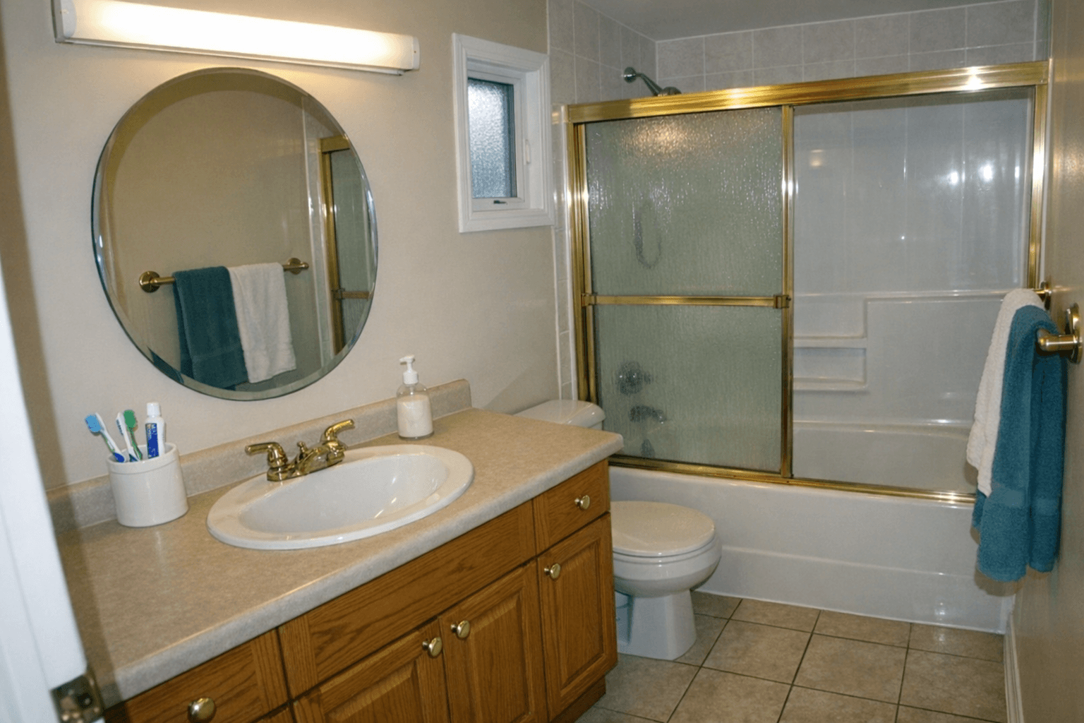 Salle de bain principale à Westmount before renovation